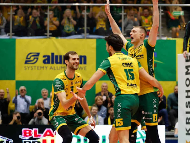 Aaron Russell celebrating with Aluron CMC Warta Zawiercie teammates during a PlusLiga match.