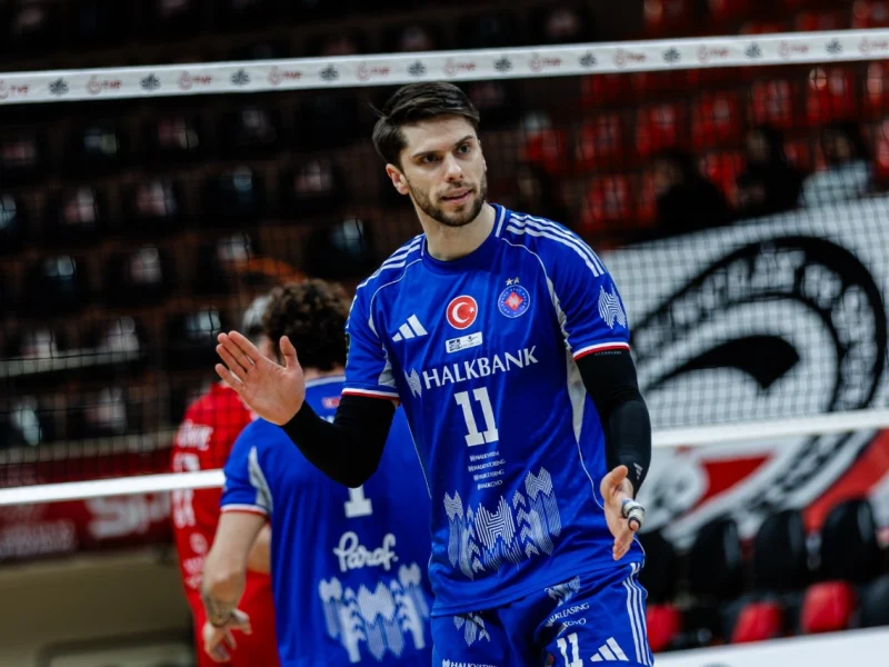 Aleksander Śliwka in Halkbank Ankara colors during club volleyball.
