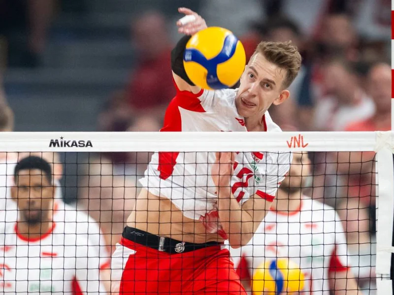 Artur Szalpuk attacking for Poland during international competition.