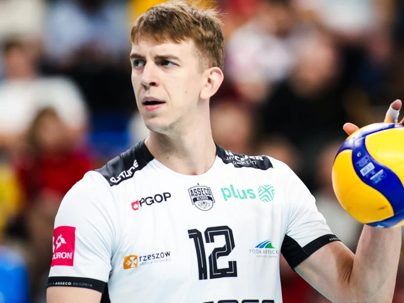 Artur Szalpuk preparing to serve for Asseco Resovia Rzeszów.