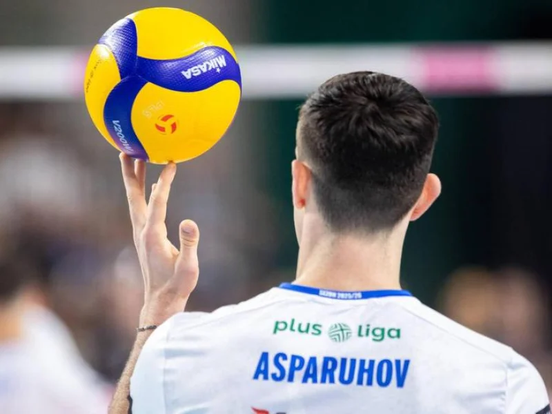 Asparuh Asparuhov preparing to serve for Ślepsk Suwałki in the PlusLiga