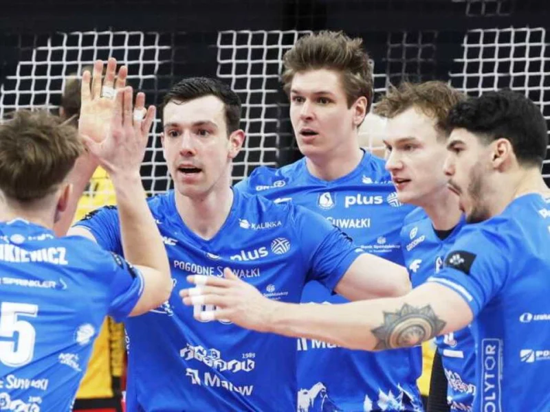 Asparuh Asparuhov celebrating with Ślepsk Suwałki teammates in the PlusLiga