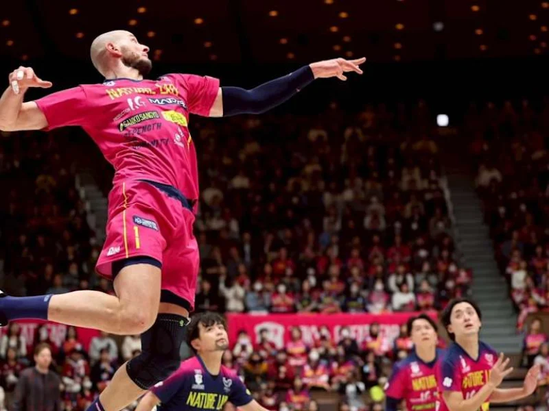 Bartosz Kurek attacking for Tokyo Great Bears.