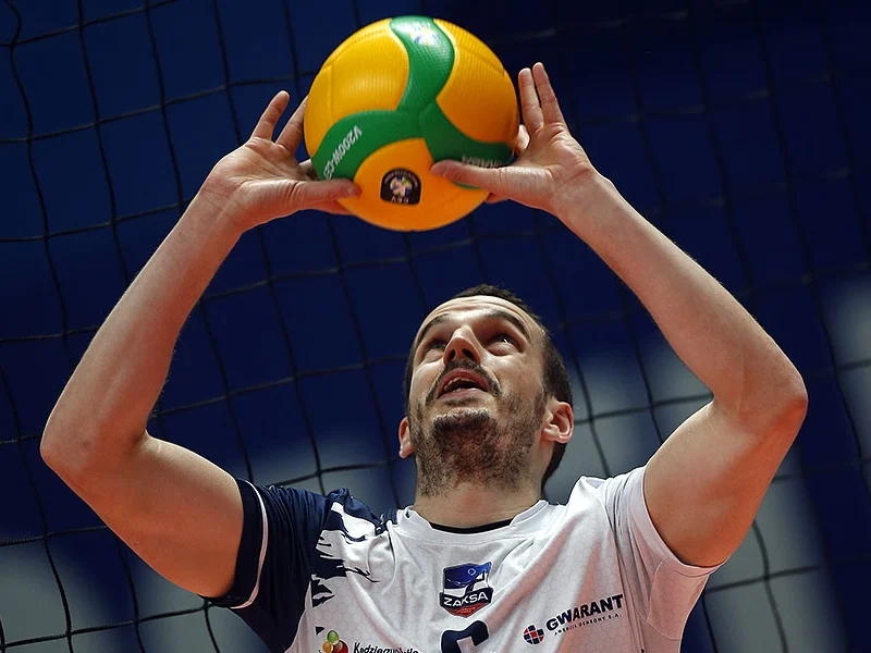 Benjamin Toniutti sets the ball for ZAKSA during CEV Champions League play.