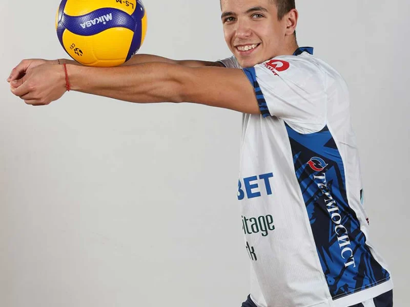 Damyan Kolev demonstrating a forearm pass in a Levski Sofia jersey.