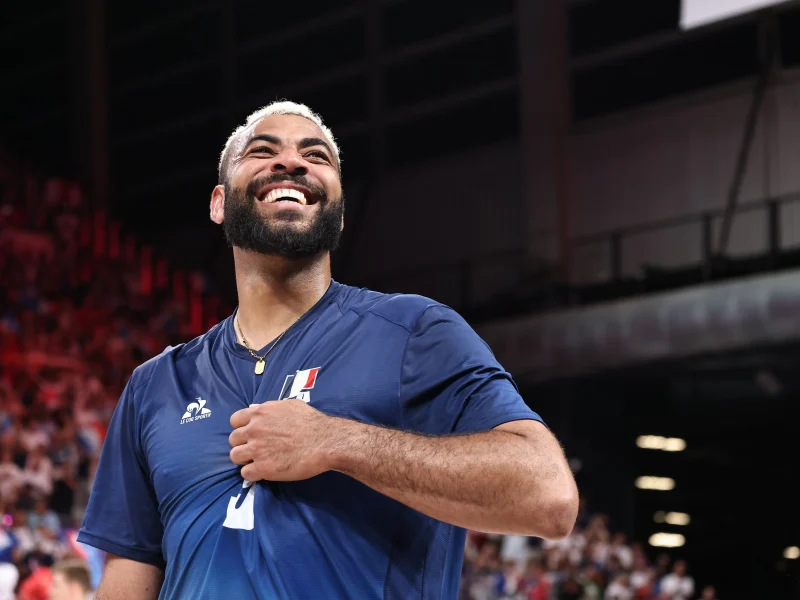 Earvin Ngapeth smiles in France colors during the period surrounding his return to Poitiers.
