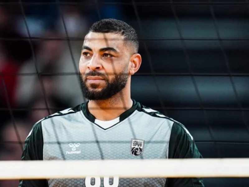 Earvin Ngapeth in a Tours Volley-Ball jersey behind the net.
