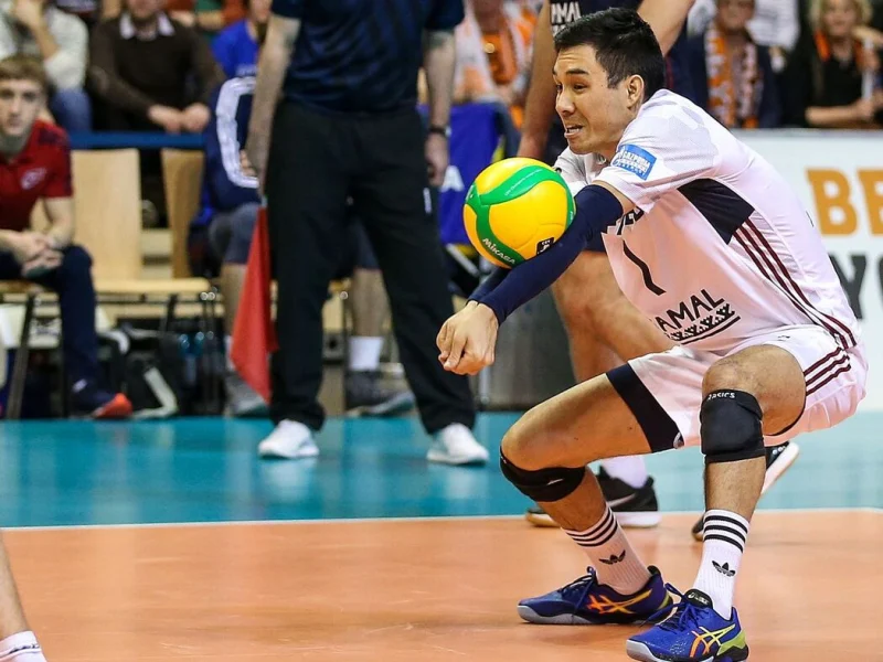 Erik Shoji defending in a Berlin Recycling Volleys match.
