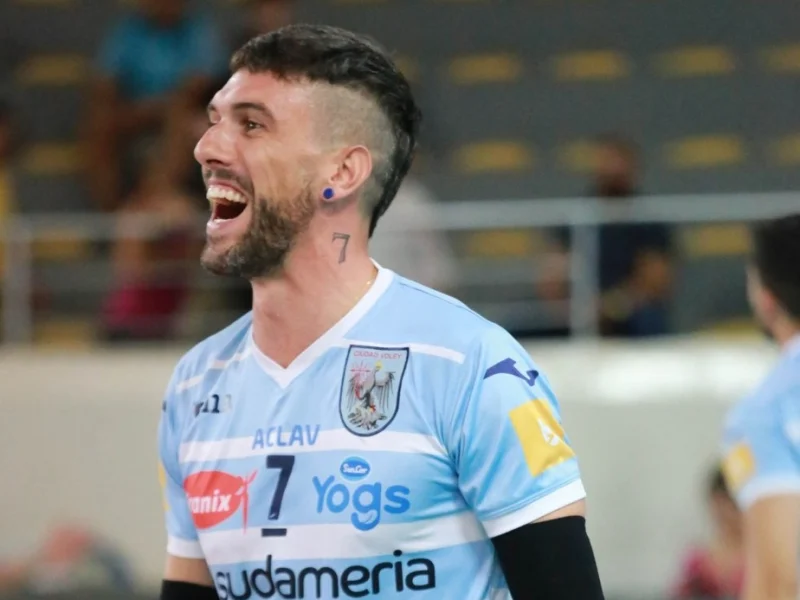 Facundo Conte in a Ciudad Vóley jersey.