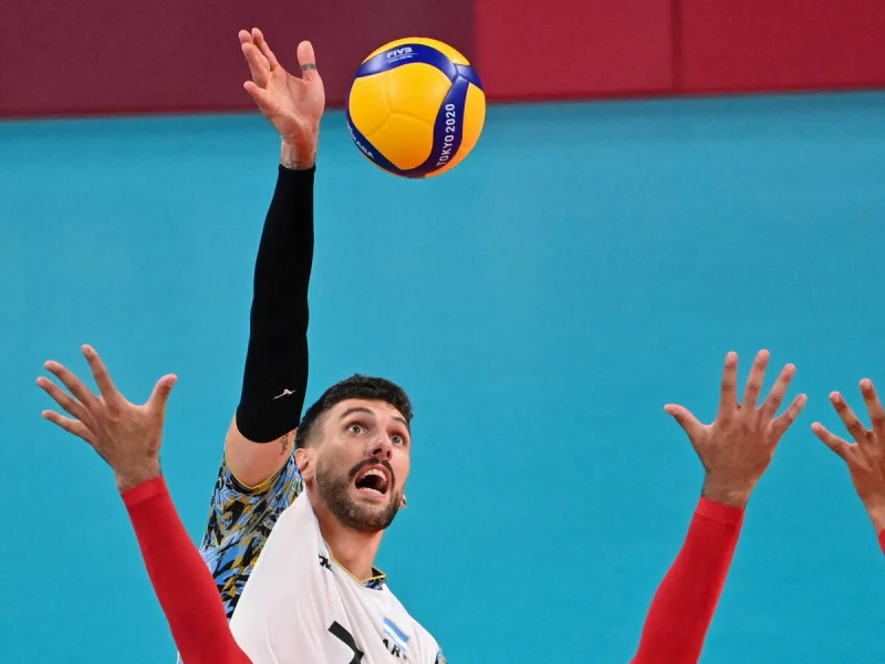 Facundo Conte attacking for Argentina at the Tokyo 2020 Olympic volleyball tournament.