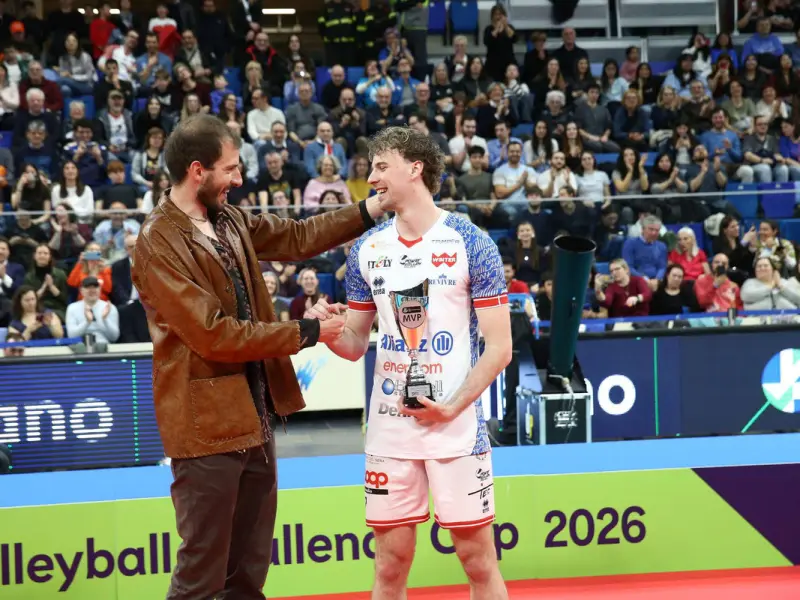 Ferre Reggers receiving the MVP award after Allianz Milano won the 2026 CEV Challenge Cup.