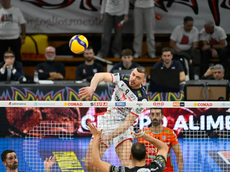 Iliya Petkov attacking for Yuasa Battery Grottazzolina in the Italian SuperLega