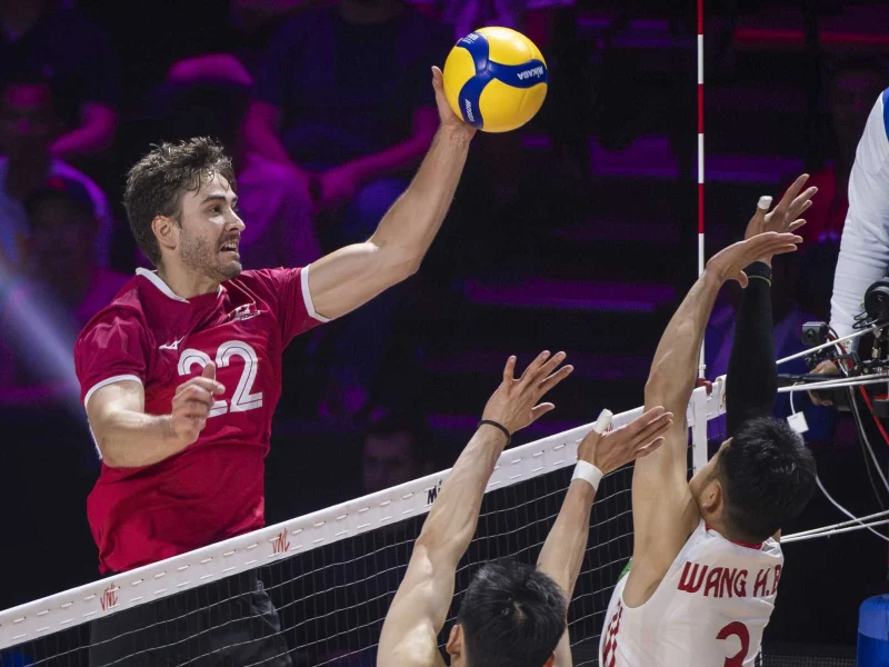 Isaac Heslinga attacking for the Canada men’s national volleyball team