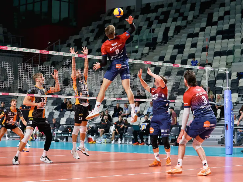 Jackson Howe attacking for SVG Lüneburg during a volleyball match