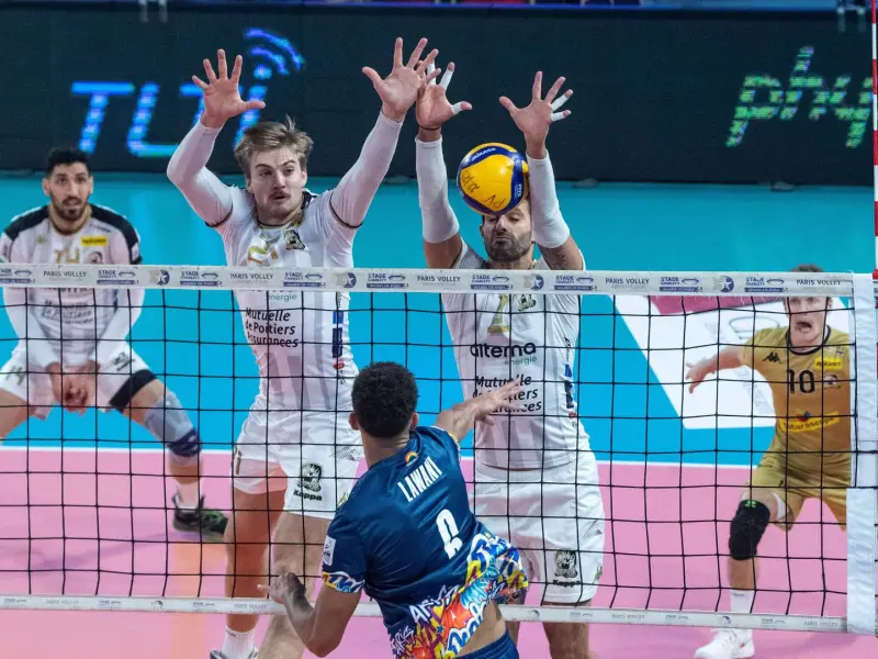 Jackson Howe blocking at the net during his Stade Poitevin career