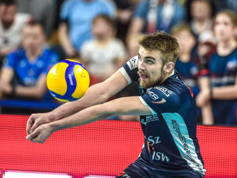Jakub Popiwczak defending for Jastrzębski Węgiel.
