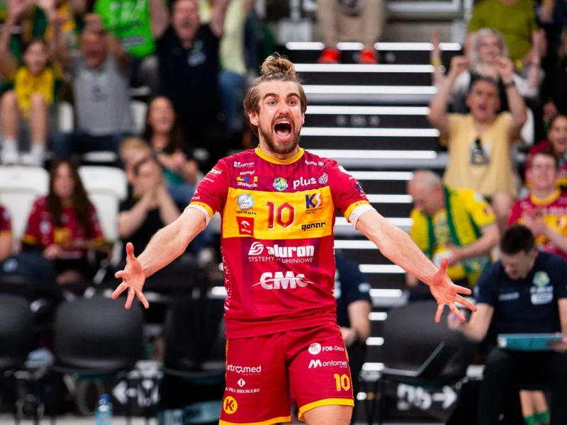 Jakub Popiwczak celebrating with Aluron CMC Warta Zawiercie.