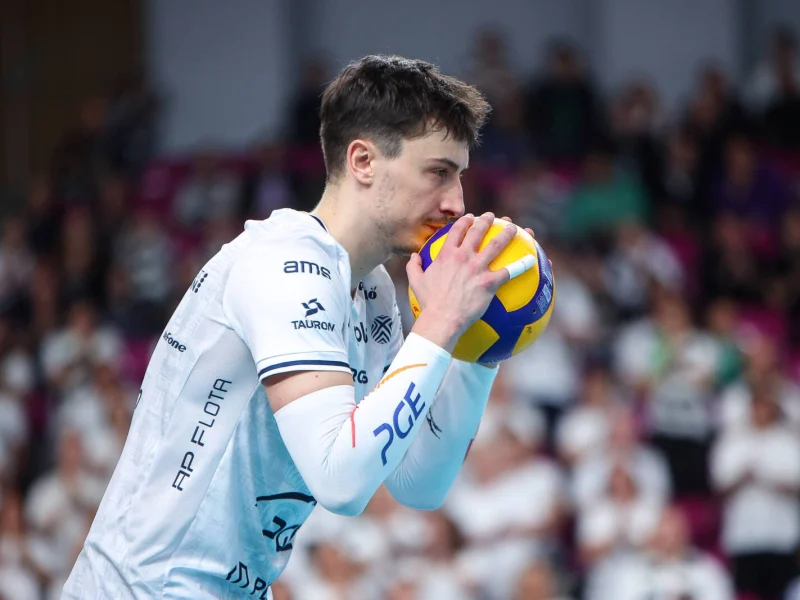 Jan Firlej serves for PGE Projekt Warszawa during a PlusLiga match.
