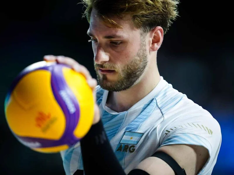 Jan Martínez Franchi focuses on a volleyball while wearing Argentina national team colors.
