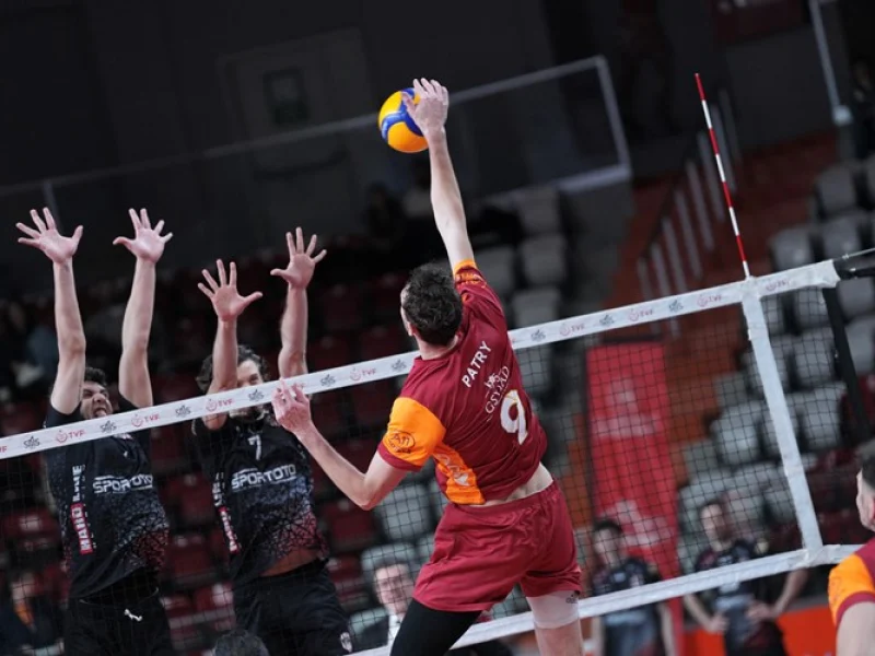 Jean Patry attacks above the net for Galatasaray.