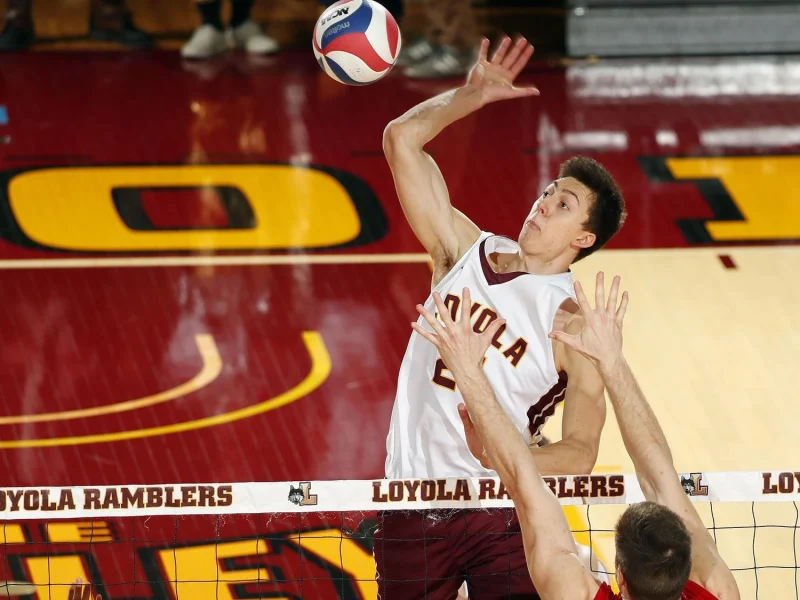 Jeffrey Jendryk attacking for Loyola Chicago