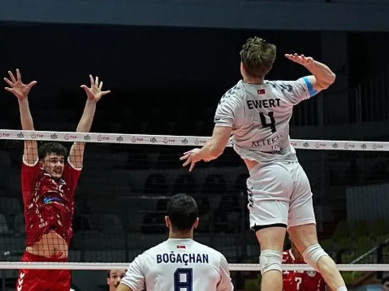 Jordan Ewert attacking for Altekma SK İzmir.