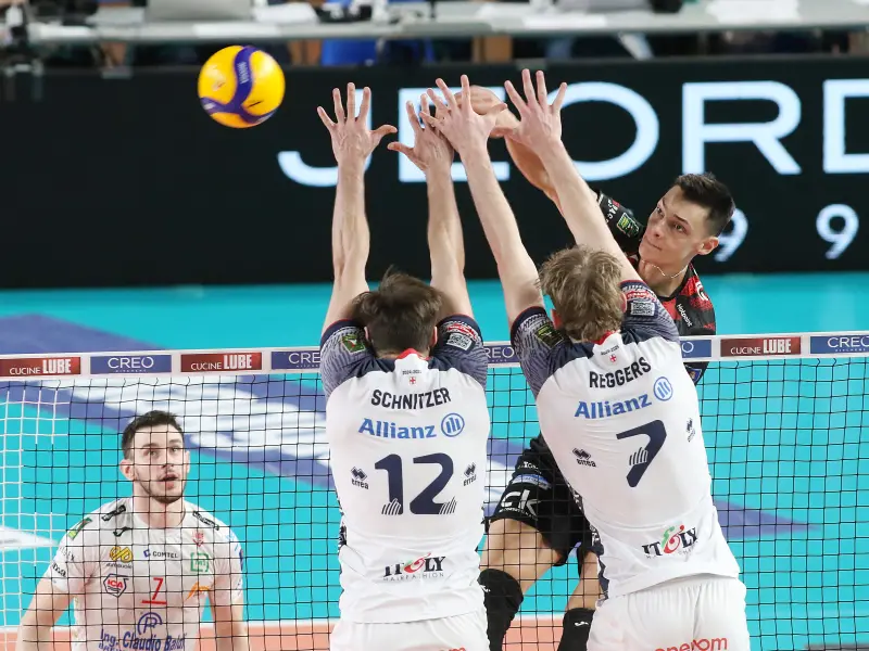 Jordan Schnitzer and Ferre Reggers blocking for Allianz Milano