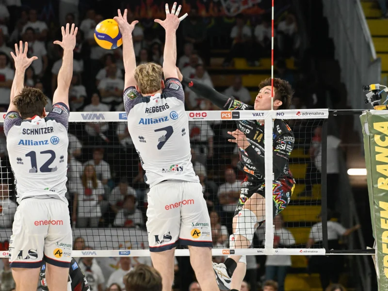 Jordan Schnitzer and Ferre Reggers forming a double block for Allianz Milano
