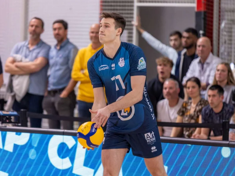Jordan Schnitzer serving during his Saint-Nazaire volleyball career