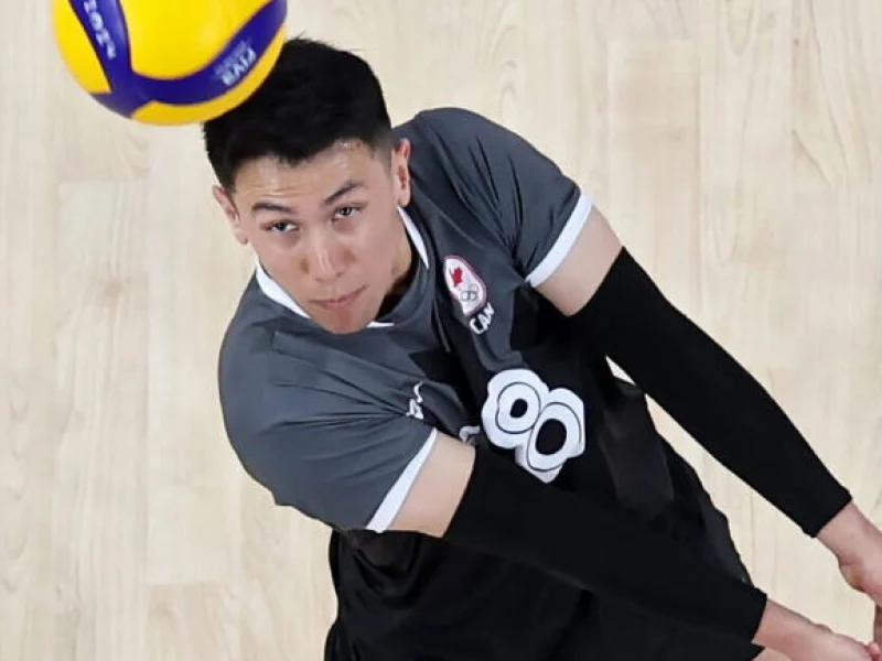 Justin Lui passing for Canada at the Paris 2024 Olympic Games