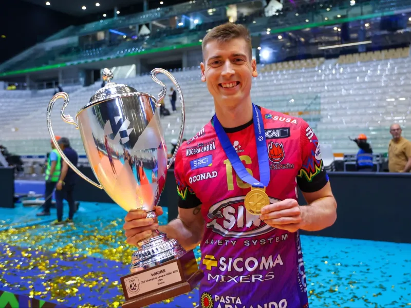 Kamil Semeniuk holding the CEV Champions League trophy with Perugia.