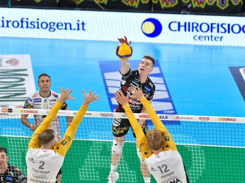 Kamil Semeniuk attacking for Sir Susa Scai Perugia.