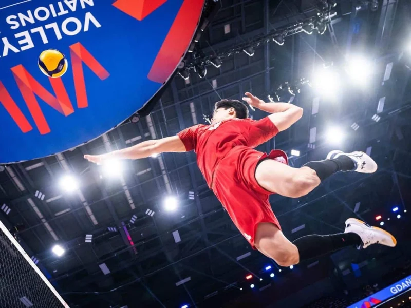 Kento Miyaura in airborne attacking action during international volleyball competition.