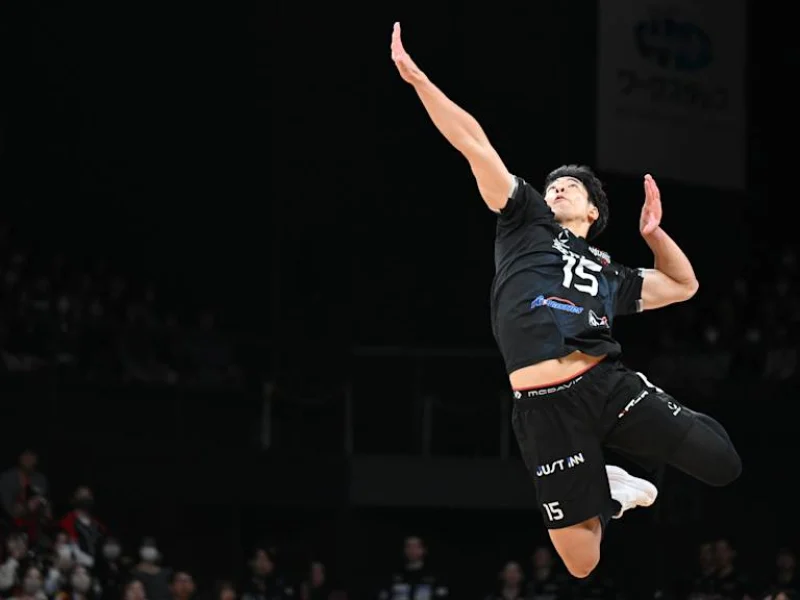 Kento Miyaura serving for Wolfdogs Nagoya in SV.League competition.