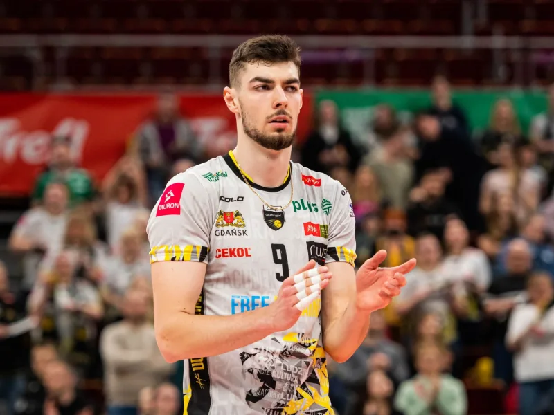 Kewin Sasak in Trefl Gdańsk colors during a Polish league match.