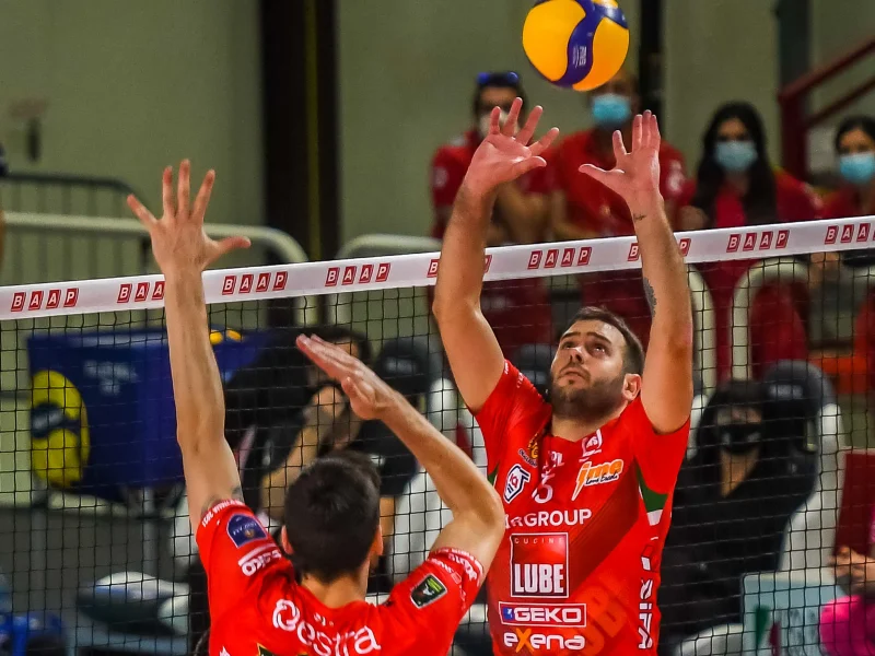 Luciano De Cecco sets the ball for Cucine Lube Civitanova.