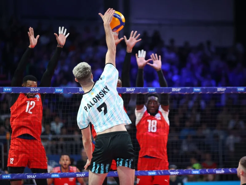 Luciano Palonsky attacking for Argentina in international competition