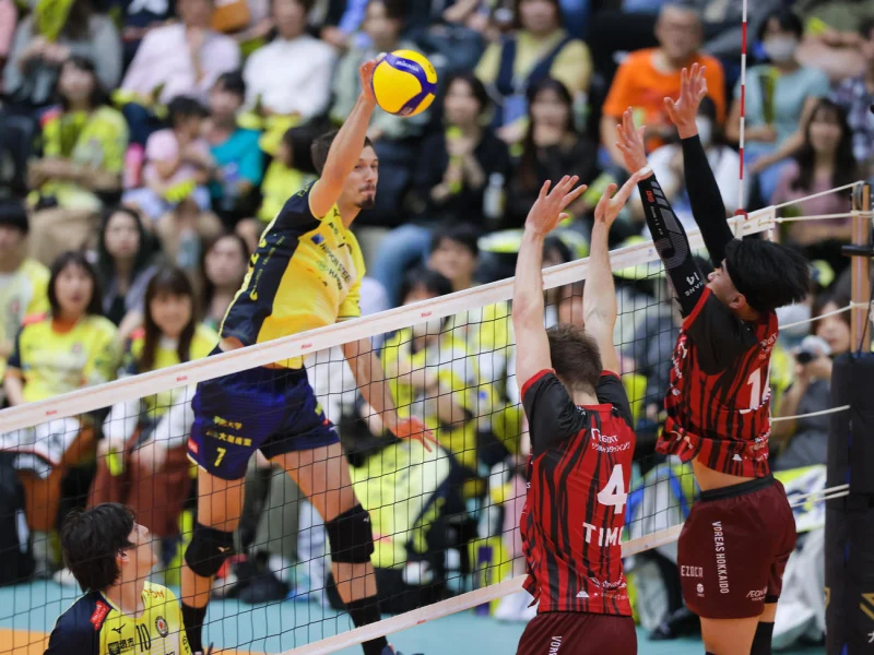 Luciano Palonsky attacking for Nippon Steel Sakai Blazers