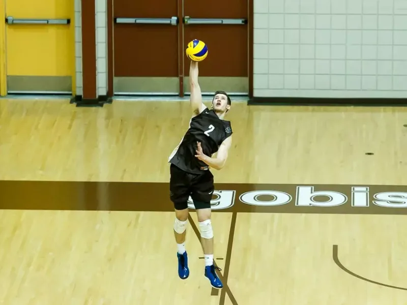 Luke Herr serving for the University of Manitoba Bisons.