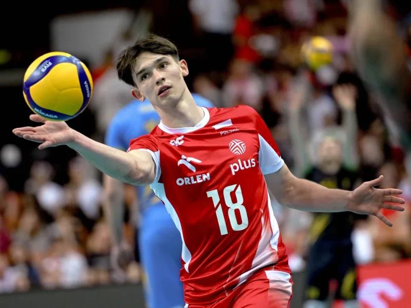 Maksymilian Granieczny serving for Poland during the Volleyball Nations League.