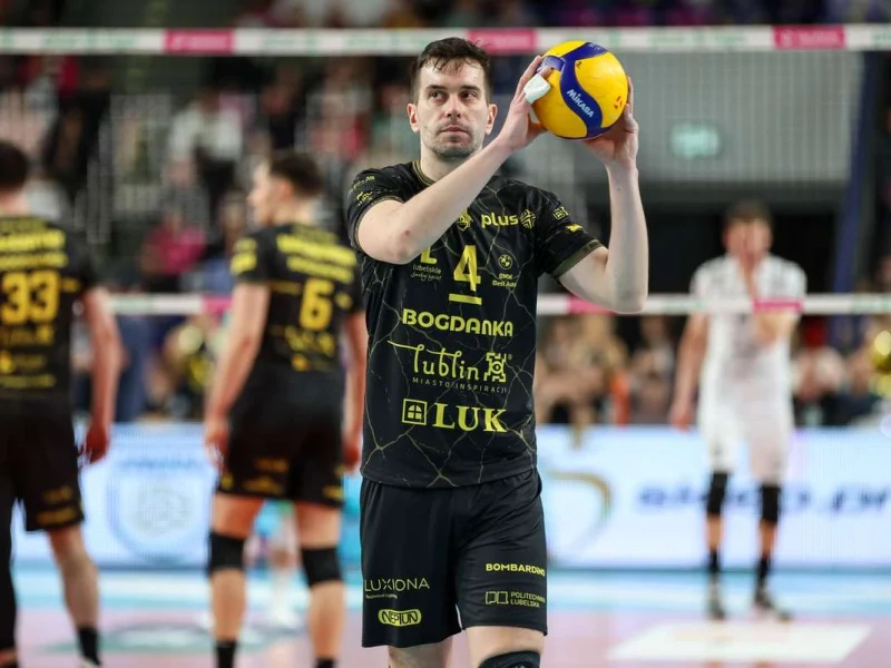 Marcin Komenda directing BOGDANKA LUK Lublin during a PlusLiga match.