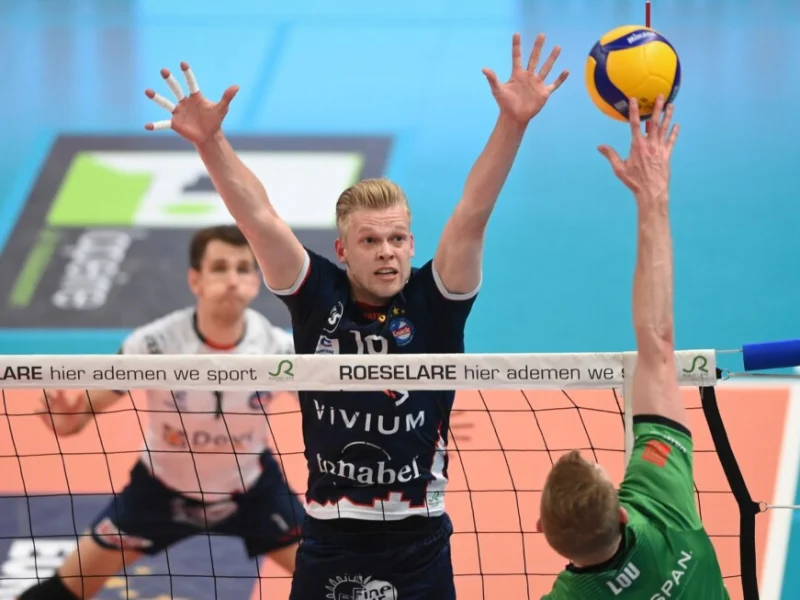 Mathijs Desmet blocking at the net for Knack Roeselare.