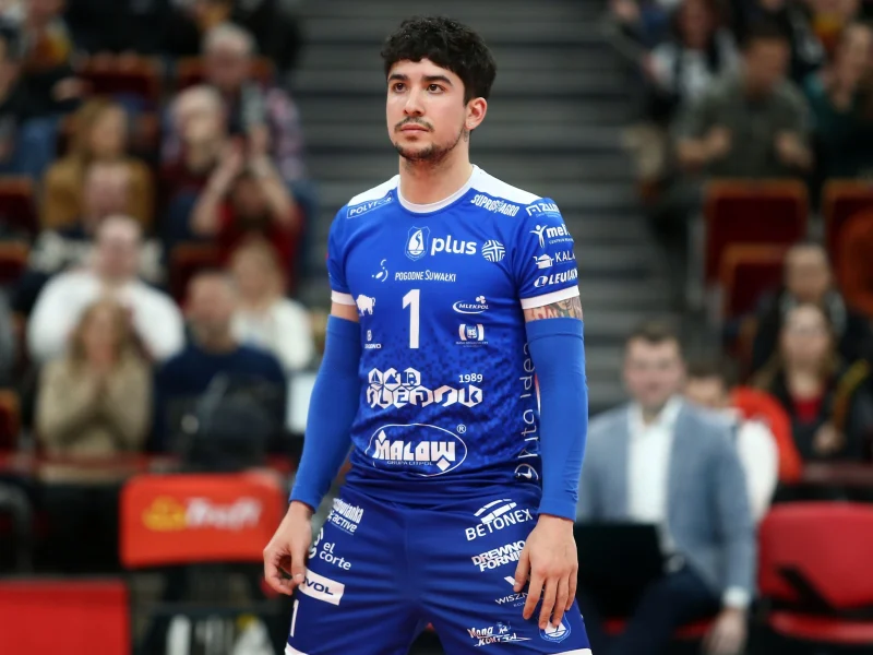 Matías Sánchez Pages on court in the blue Ślepsk Malow Suwałki kit.