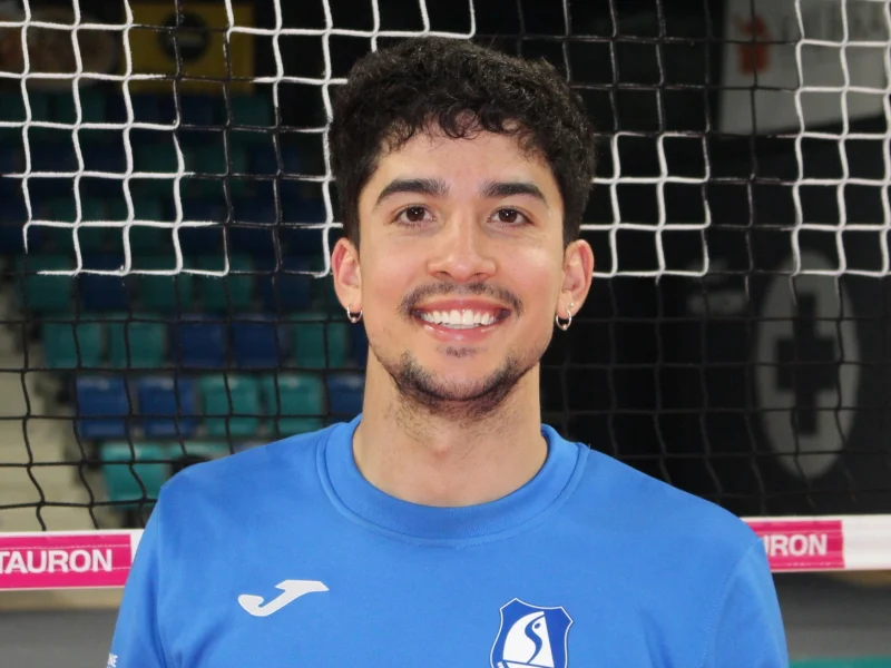 Matías Sánchez Pages wearing Ślepsk Malow Suwałki colors near a volleyball net.