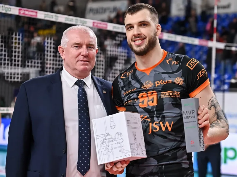 Norbert Huber receiving an MVP award while playing for Jastrzębski Węgiel.