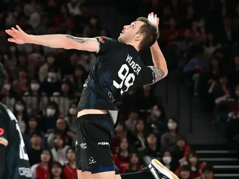 Norbert Huber attacking for Wolfdogs Nagoya.