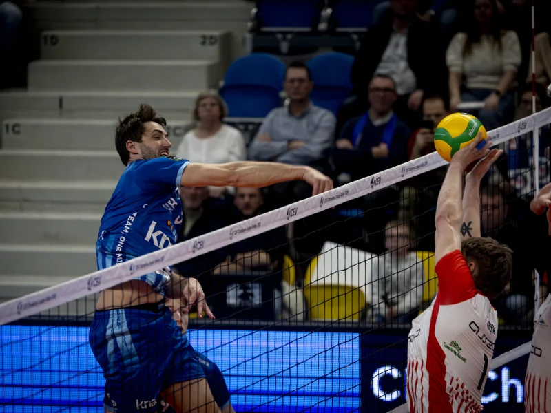 Pieter Coolman attacking at the net for Knack Roeselare.