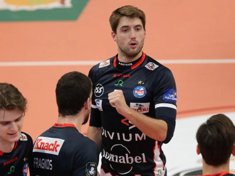 Pieter Coolman celebrating a point with Knack Roeselare teammates.