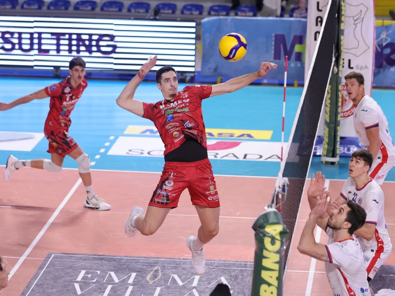 Preslav Petkov attacking near the net for Sorrento in Serie A2.