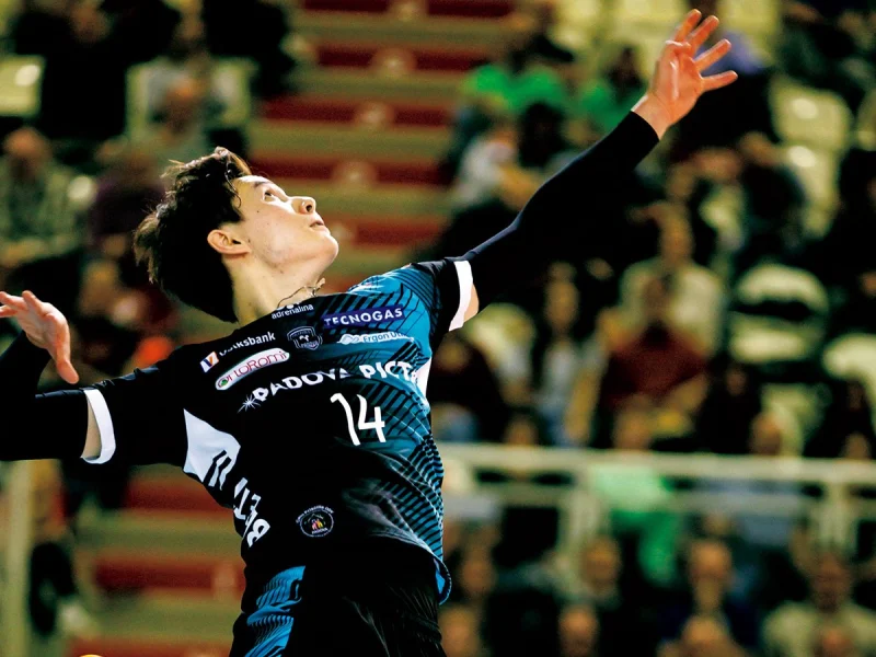 Ran Takahashi attacking during his Pallavolo Padova career